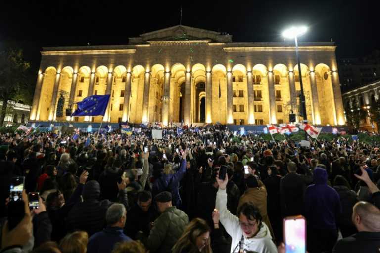 Géorgie: des milliers de manifestants dénoncent des législatives 