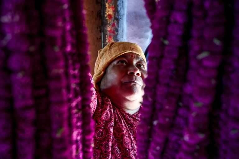 Dans un village du Népal, la prospère production des guirlandes de fleurs