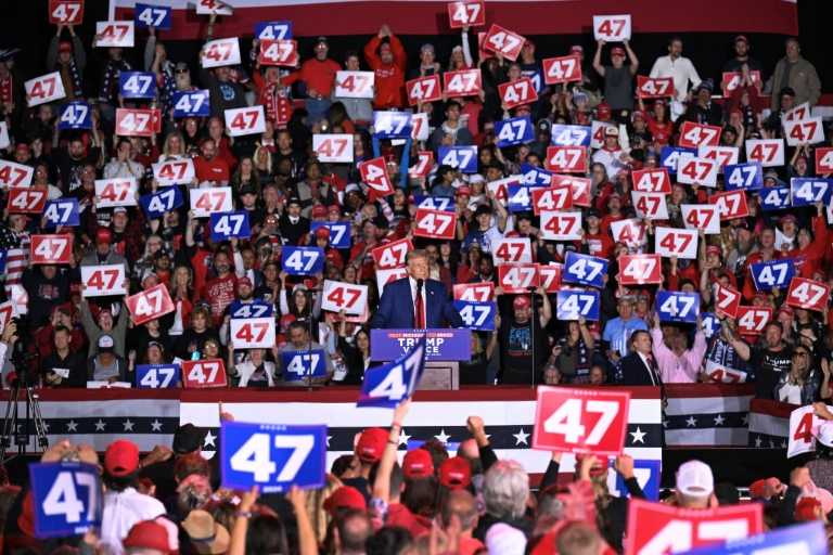 Trump veut remplir le Madison Square Garden, Harris ratisse Philadelphie