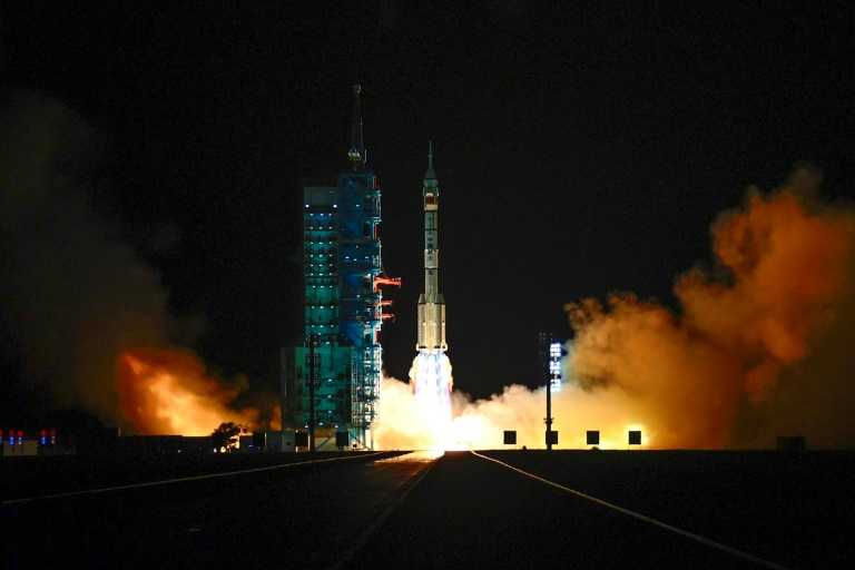 Trois astronautes décollent vers la station spatiale chinoise