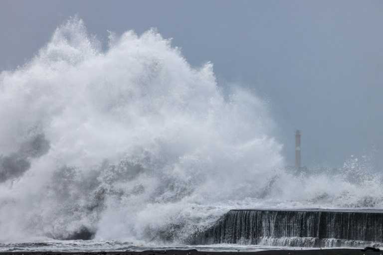 Taïwan se barricade à l'approche du typhon Kong-rey